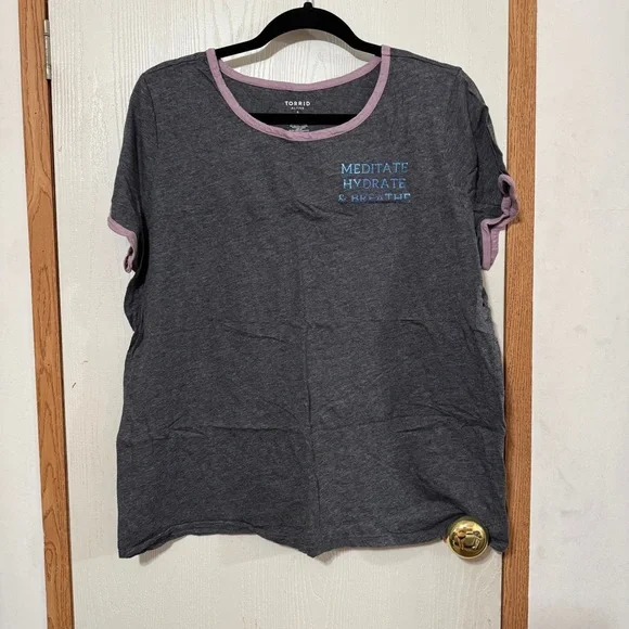 Torrid Active Graphic Tee – Size 1 - Picture 1 of 3